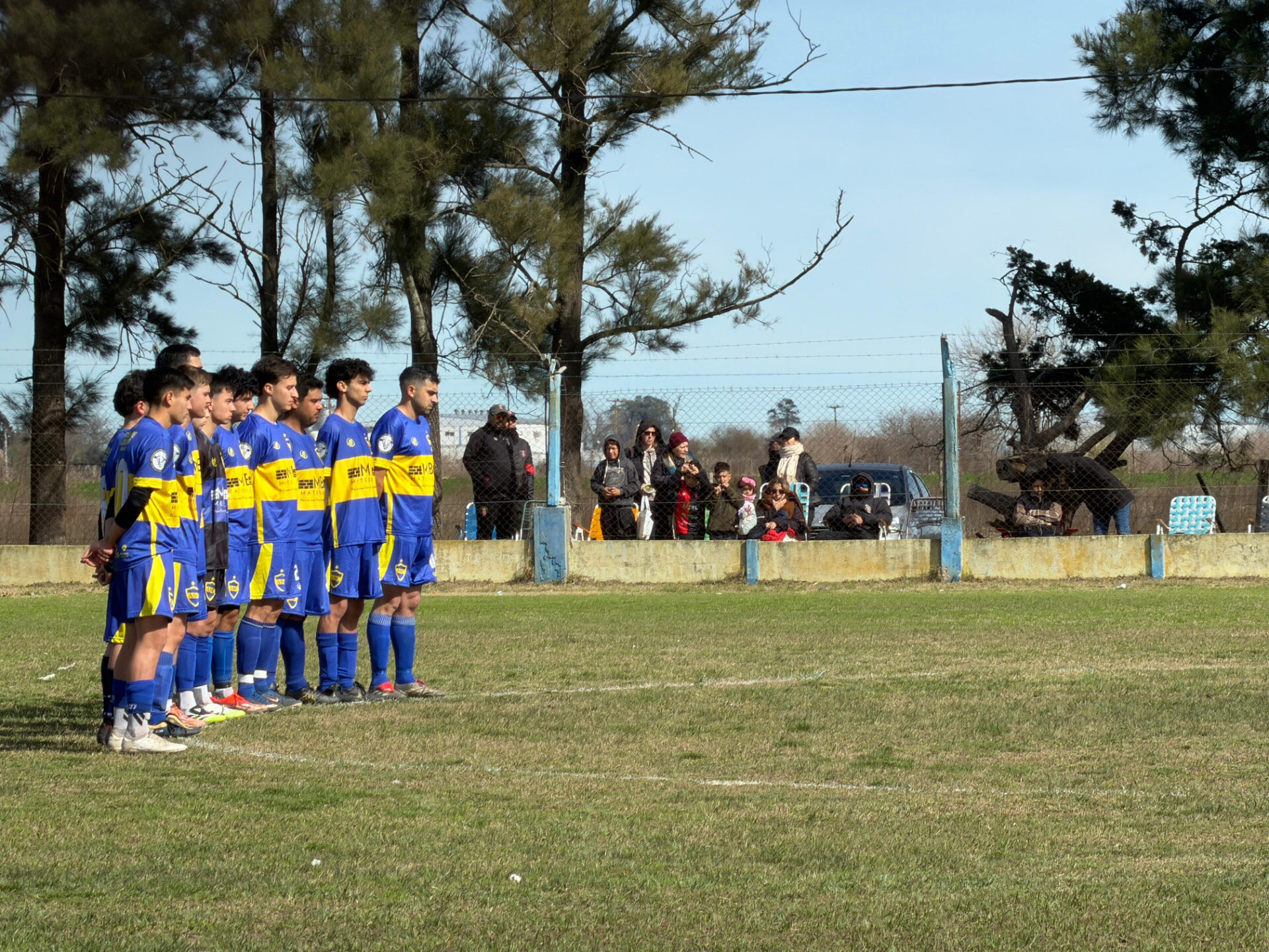 Plantel de ANCALU Sporting Club formado en la cancha antes del partido